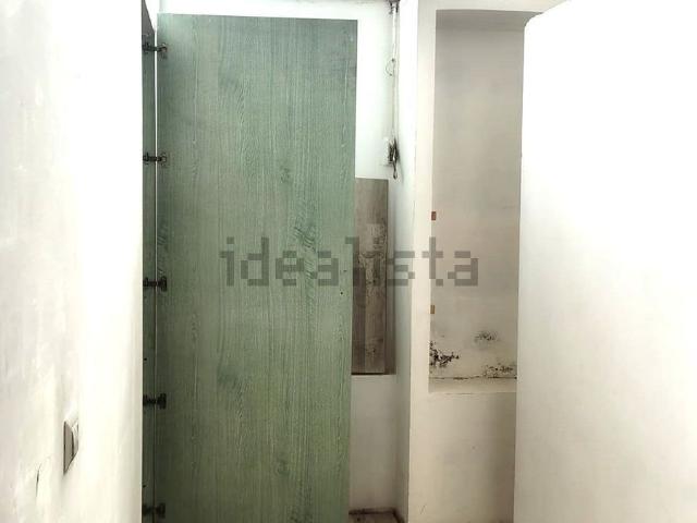 Locale Commerciale in affitto a Maddaloni, Campania
