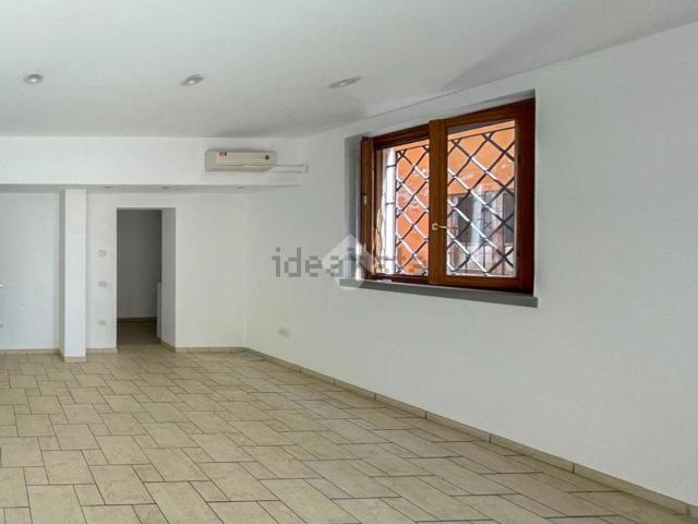Locale Commerciale in affitto a Camisano, Lombardia