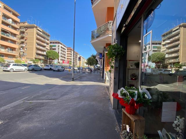 Locale Commerciale in affitto a Municipio Roma VII, Roma Capitale