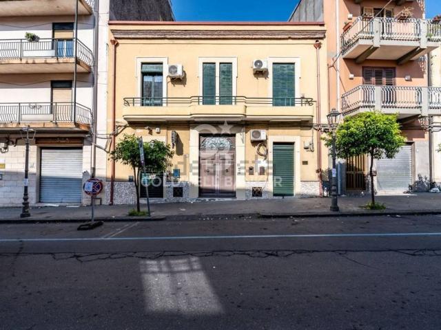 Locale Commerciale in affitto a Aci Santa Lucia, Aci Catena