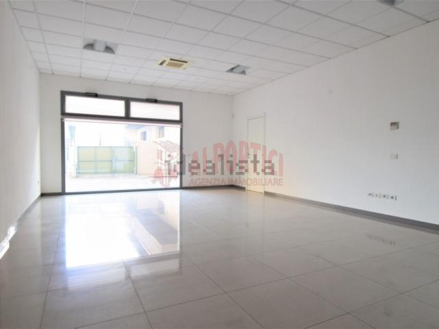 Locale Commerciale in affitto a Quartiere Sant'Anna, Piove Di Sacco