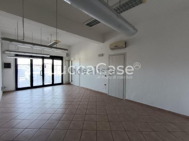 Locale Commerciale in affitto a San Colombano, Capannori