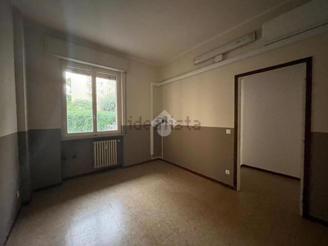 Locale Commerciale in affitto a Parma, Oltretorrente