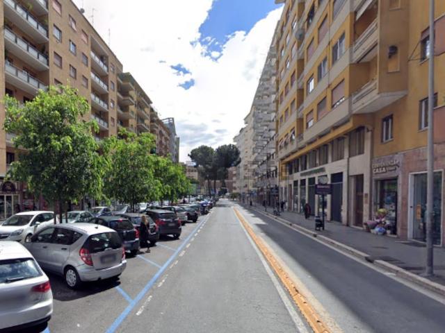 Locale Commerciale in affitto a Municipio Roma II, Roma Capitale