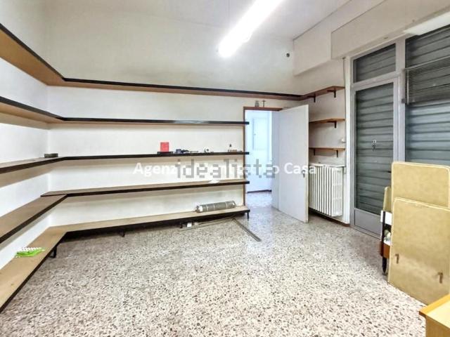 Locale Commerciale in affitto a Vallefoglia, Marche