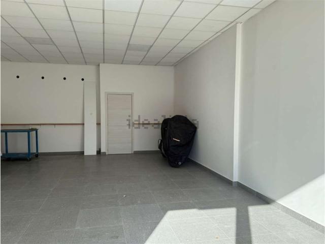 Locale Commerciale in affitto a Via Sicilia, Marche