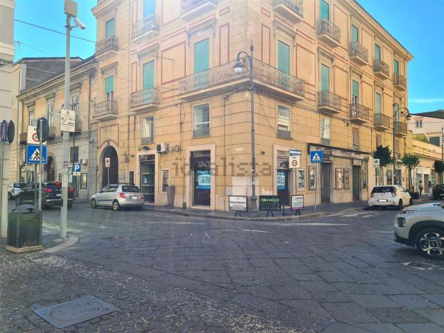 Locale Commerciale in affitto a Sant'Andrea dei Lagni, Santa Maria Capua