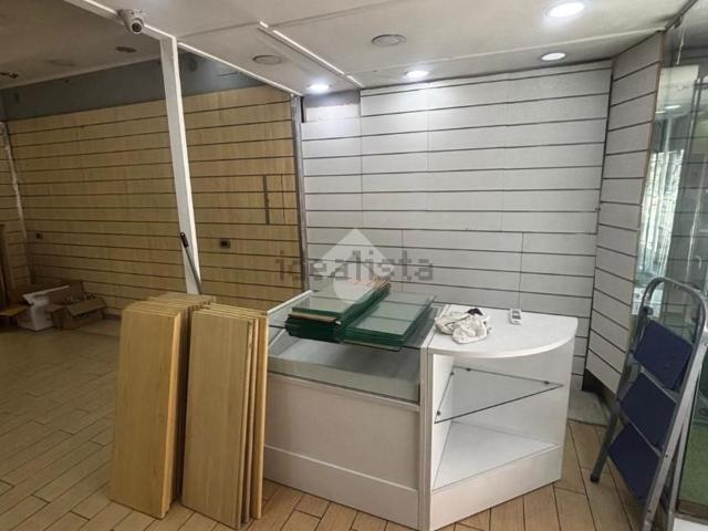 Locale Commerciale in affitto a Marano Di Napoli, Campania
