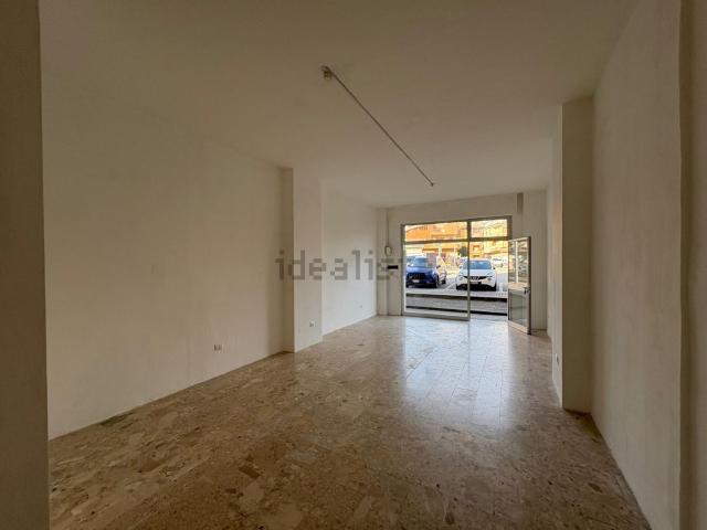 Locale Commerciale in affitto a San Lazzaro, Isernia