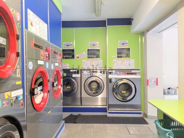 Locale Commerciale in affitto a Sagnino, Como