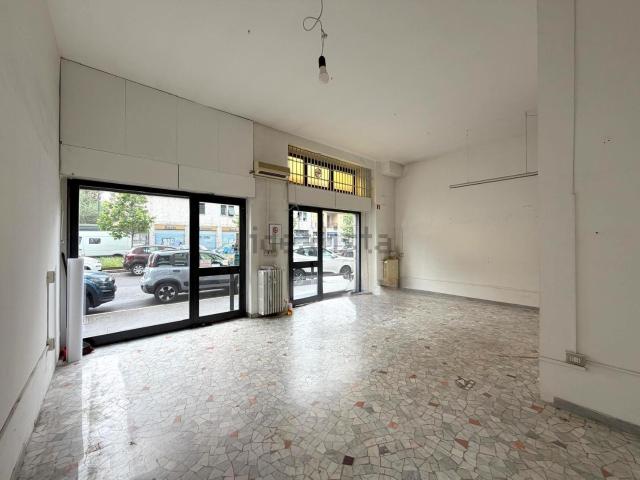 Locale Commerciale in affitto a Municipio 6, Milano