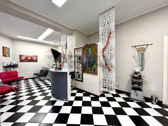 Locale Commerciale in affitto a Samarate, Lombardia