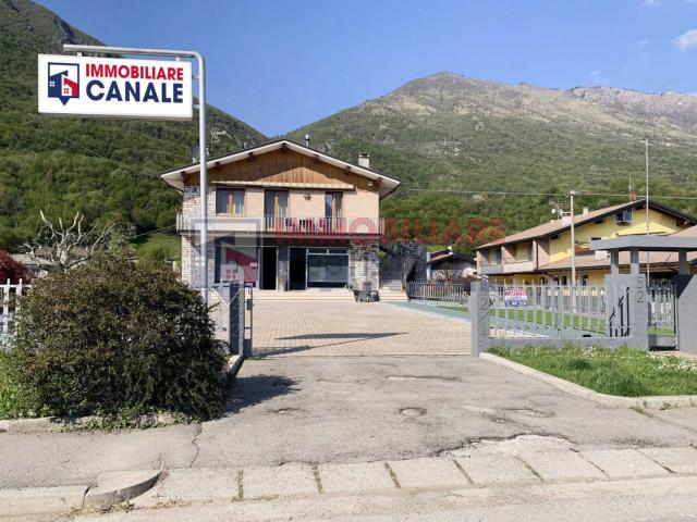 Locale Commerciale in affitto a Cogollo Del Cengio, Veneto