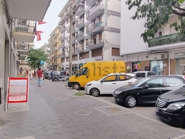 Locale Commerciale in affitto a Salerno, Torrione