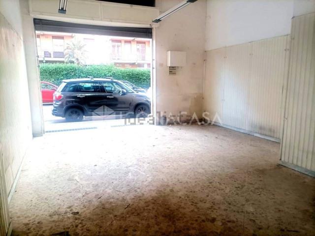 Locale Commerciale in affitto a Municipio 2, Puglia
