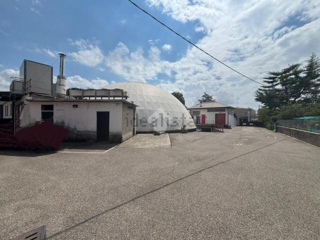 Locale Commerciale in affitto a Asnago di Cermenate, Cermenate