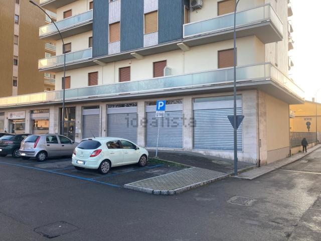 Locale Commerciale in affitto a Barriera Milano, Piacenza