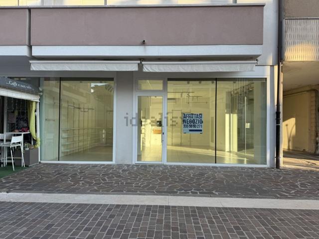 Locale Commerciale in affitto a Abano Terme Bagni, Veneto