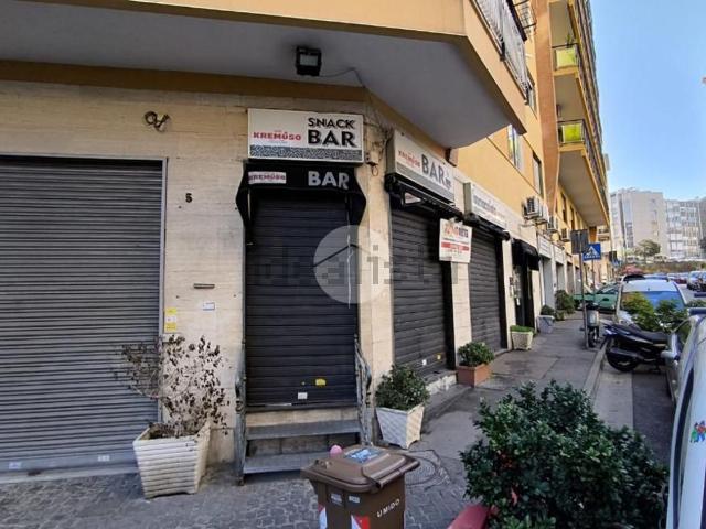 Locale Commerciale in affitto a Municipalità 5, Campania
