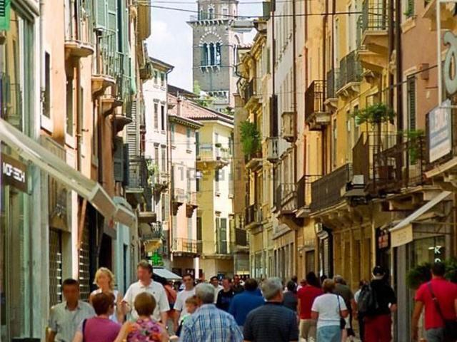 Locale Commerciale in affitto a Centro storico, Brenzone