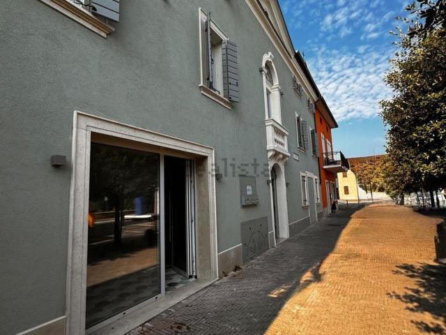 Locale Commerciale in affitto a San Pietro Di Morubio, Veneto