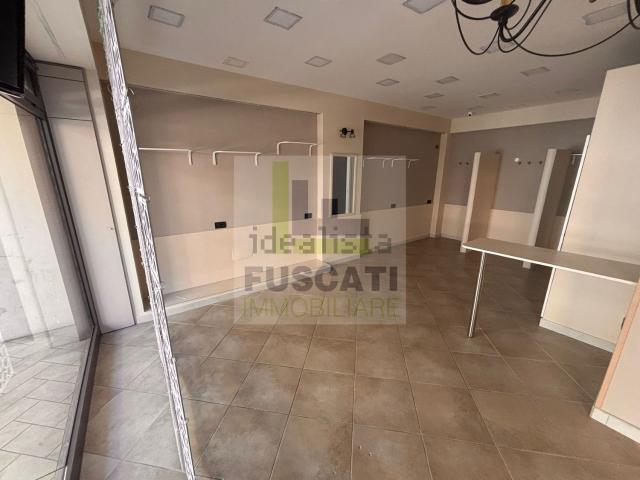 Locale Commerciale in affitto a Mugnano Di Napoli, Campania