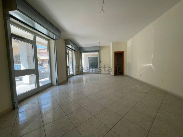 Locale Commerciale in affitto a Capodrise, Campania