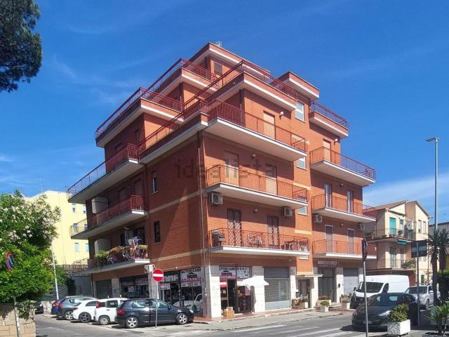 Locale Commerciale in affitto a Municipio Roma X, Roma Capitale