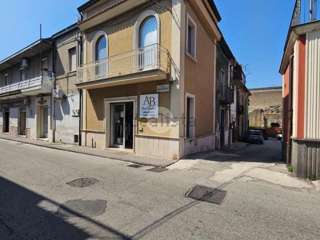 Locale Commerciale in affitto a Montesarchio, Campania