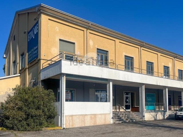 Locale Commerciale in affitto a Torre, Goito