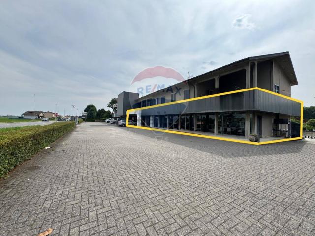 Locale Commerciale in affitto a Lurano, Lombardia