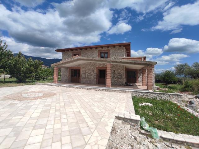 Locale Commerciale in affitto a Alife, Campania