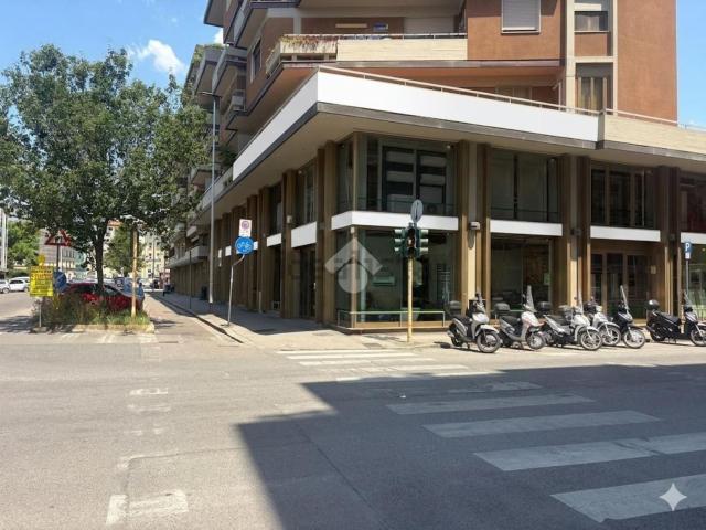 Locale Commerciale in affitto a Quartiere 2, Firenze