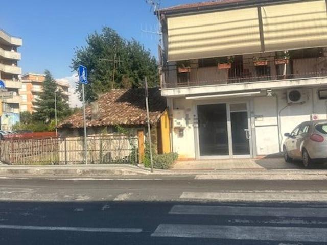 Locale Commerciale in affitto a Frosinone, Lazio