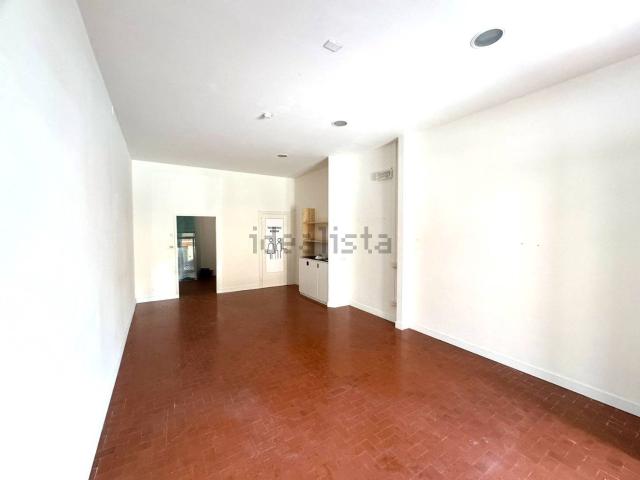 Locale Commerciale in affitto a Marche, Fermo