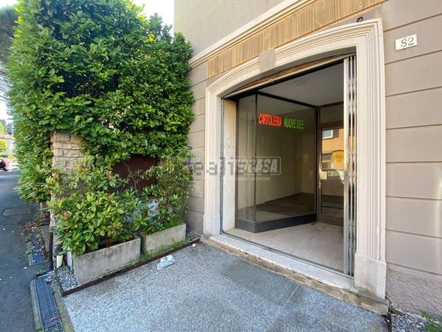 Locale Commerciale in affitto a Albese con Cassano, Albese