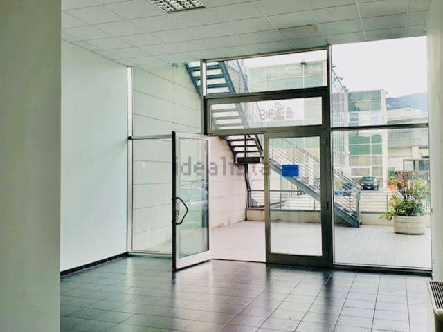 Locale Commerciale in affitto a Prato, Mezzana
