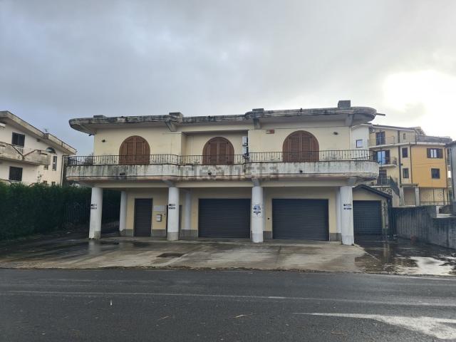 Locale Commerciale in affitto a Calabria, Vibo Valentia