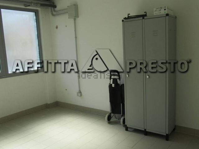 Locale Commerciale in affitto a Unione di Comuni della Romagna Forlivese, Quattro