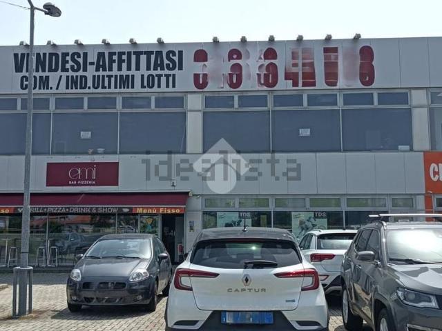 Locale Commerciale in affitto a Caronno Pertusella, Lombardia