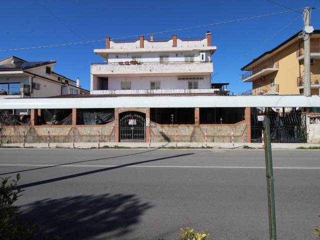 Locale Commerciale in affitto a Calabria, Catanzaro