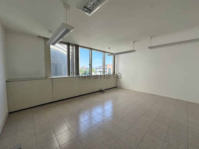 Locale Commerciale in affitto a Mestre-Carpenedo, Venezia
