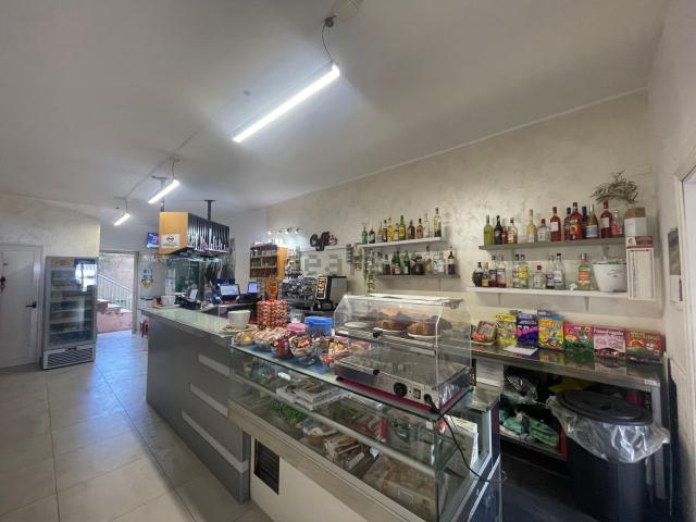 Locale Commerciale in affitto a Calabria, Cosenza