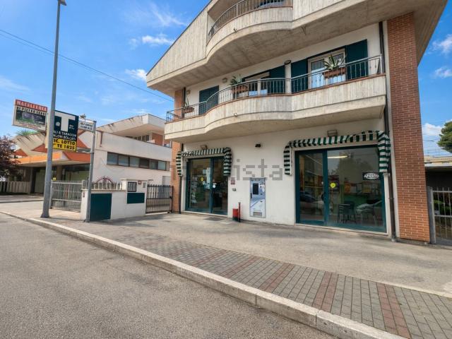 Locale Commerciale in affitto a Giulianova, Abruzzo