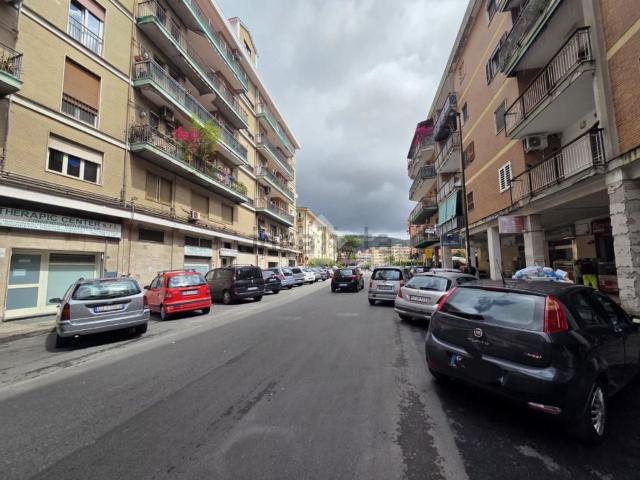 Locale Commerciale in affitto a Municipalità 9, Campania