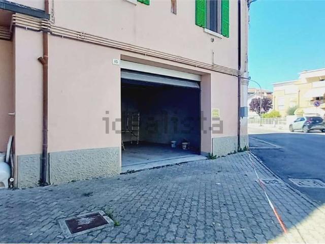 Locale Commerciale in affitto a Unione di Comuni della Romagna Forlivese, Quattro