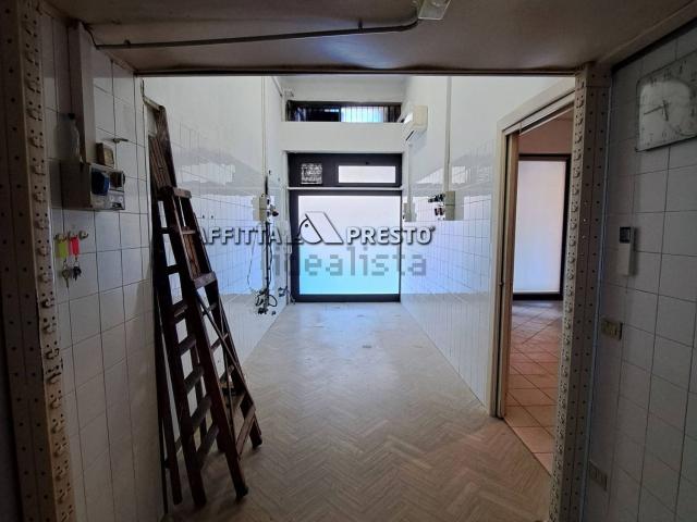 Locale Commerciale in affitto a Unione di Comuni della Romagna Forlivese, Quattro