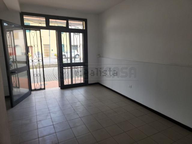Locale Commerciale in affitto a Sottili, Santa Maria A Monte