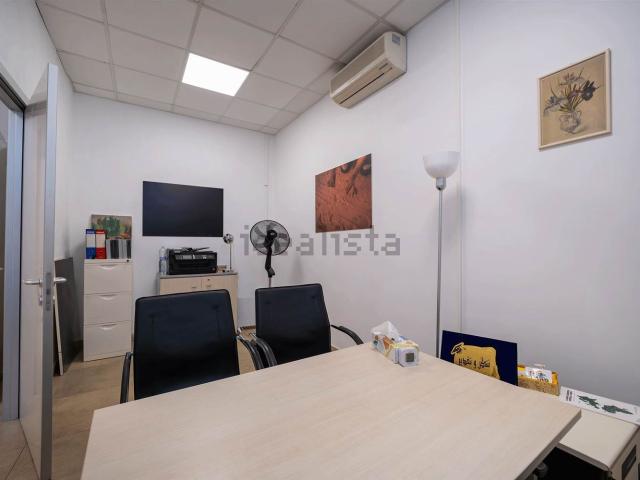 Locale Commerciale in affitto a Campi Bisenzio, Toscana