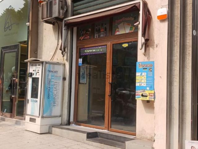 Locale Commerciale in affitto a IV Circoscrizione, Messina